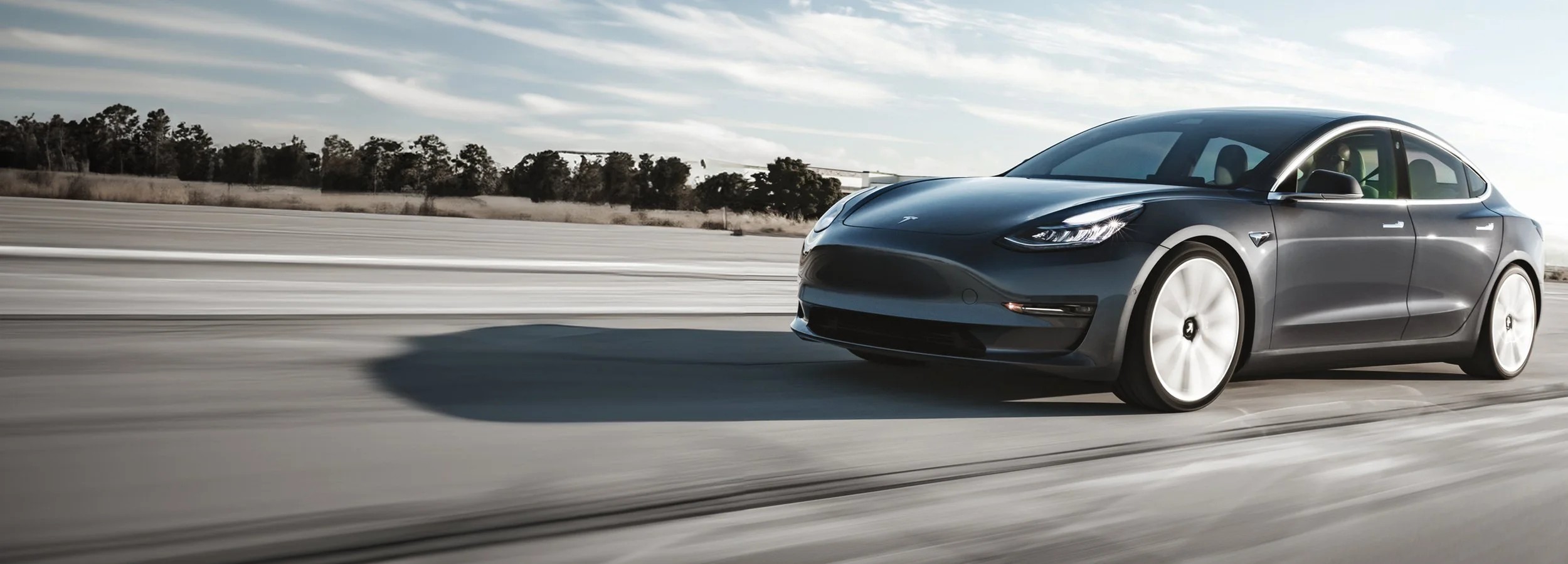Siyah Tesla Model 3 yolda